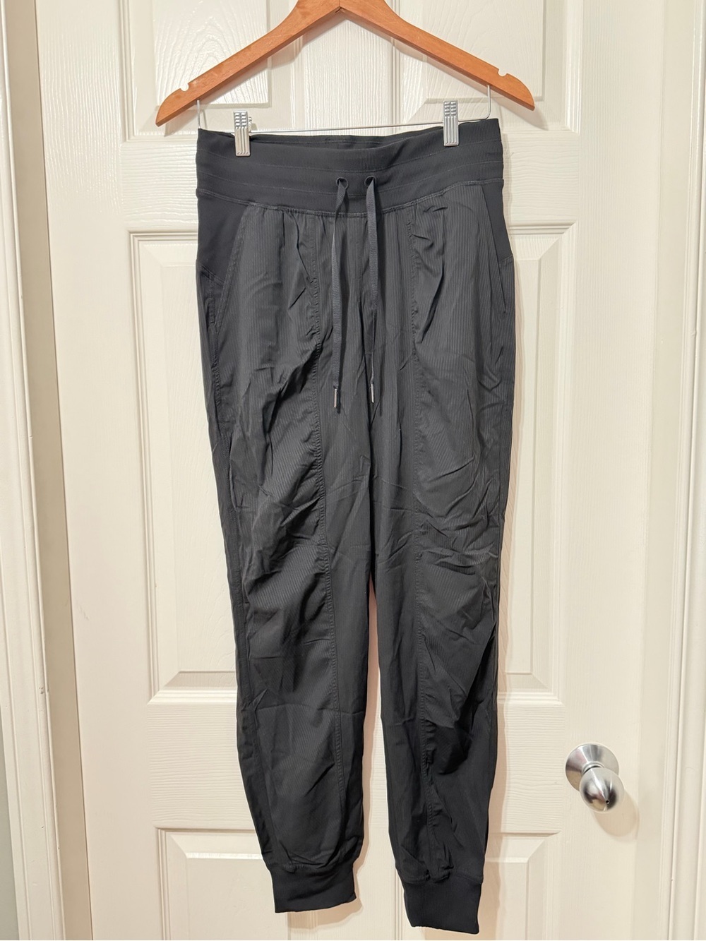 Lululemon athletica studio joggers size 6 euc
